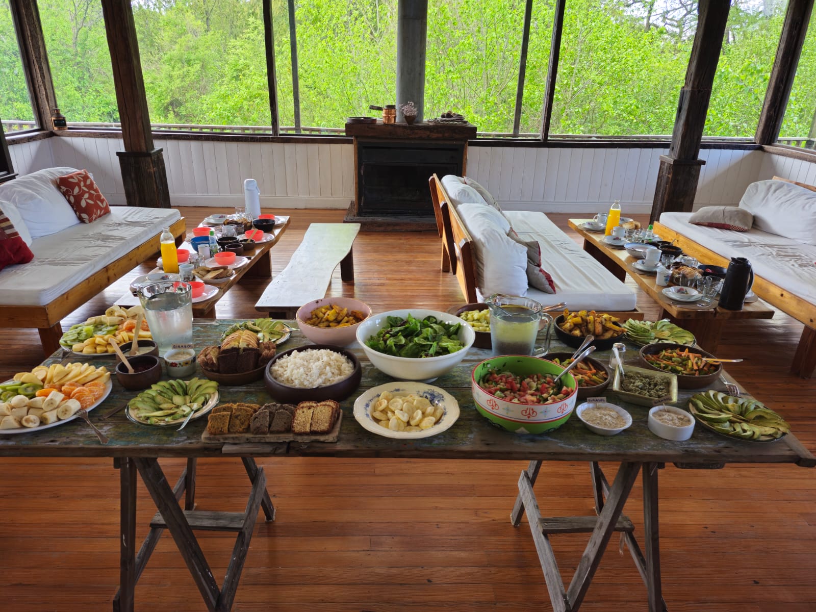 Mesa larga con catering saludable de Casarbol — frutas, panes, ensaladas y bowls