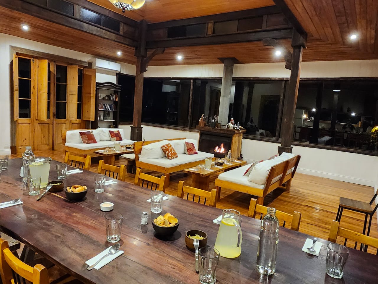 Comedor de Casarbol — mesa larga con catering y fogón
