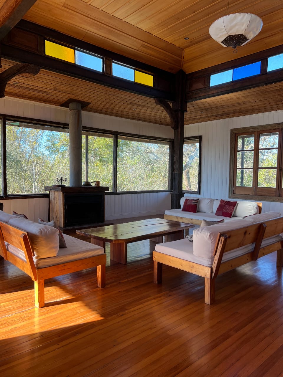 Interior de Casarbol — vitreaux de colores, madera y luz natural