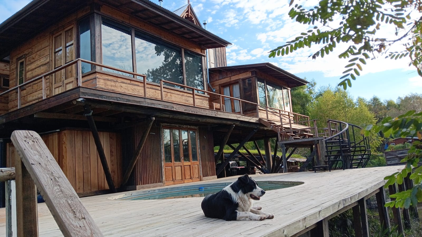 Casarbol Timbó — deck con pequeña pileta y casa de madera elevada