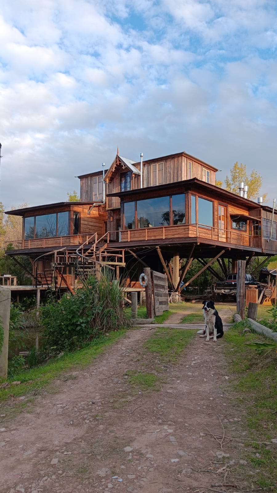 Casarbol Timbó — casa de madera con vista al Delta, día soleado